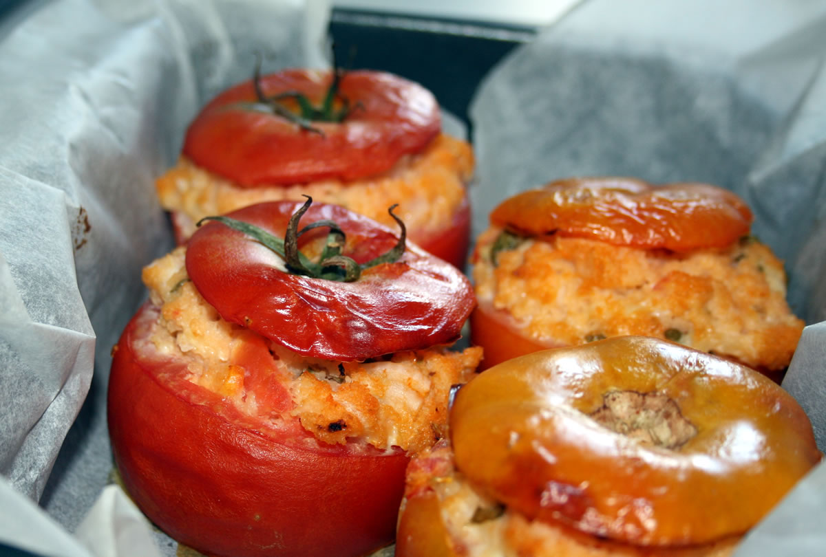 Печеные помидоры. Запеченные помидоры. Помидоры запеченные в духовке. Запеченные помидоры с сыром и чесноком. Итальянские запеченные помидоры.